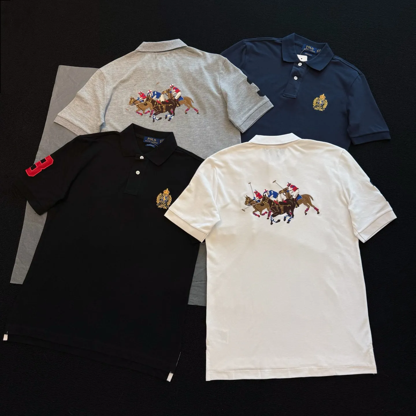 P186 Style No. RL03 (four colors) Ralph Lauren/Ralph Lauren Gold Label Badge Embroidered Malaysia Logo Lapel Polo Shirt T-shirt Short Sleeve Fabric 100% Piqué Cotton, Imported Embroidered Logo on the Chest, Customized Thread Collar, Malaysia Embroidery, The Highest Version, Suitable for Business and Casual Daily Use! 🌘Two-button placket, laser logo pearlescent resin buttons, cuffs and hem using double-thread sewing technology, different currency versions, full set of original three-label accessories!   SIZE #S~XXL Color#Black Navy Gray White